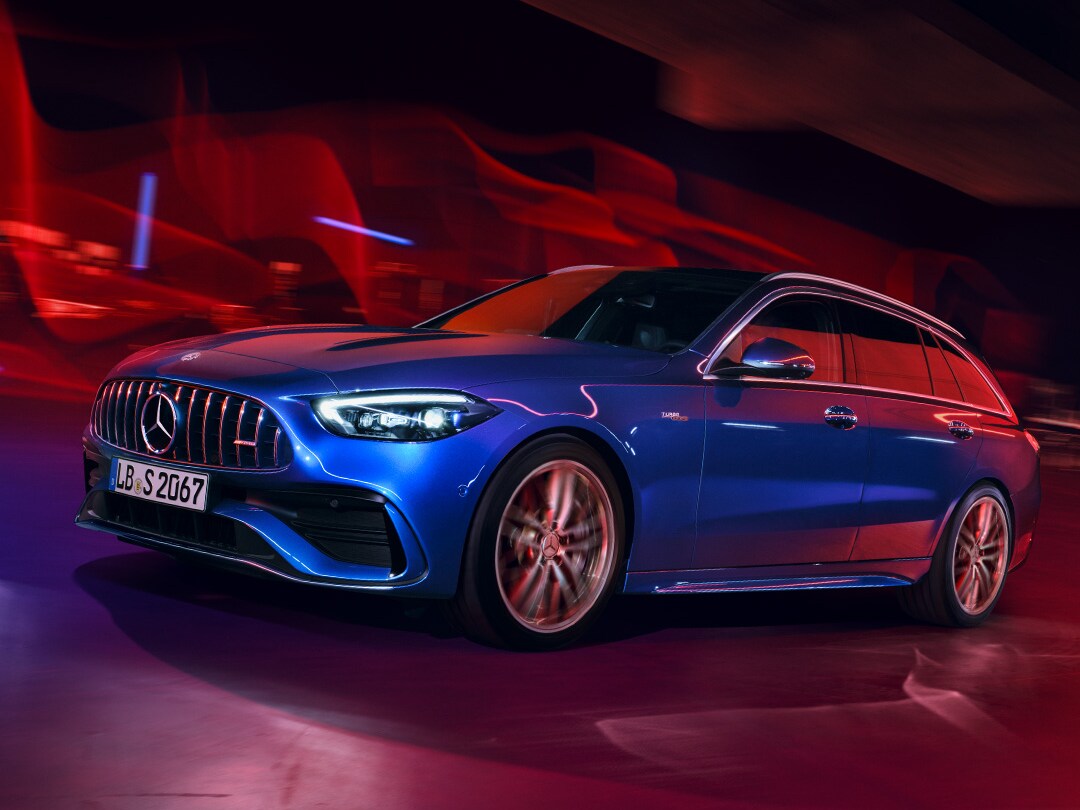 visual lateral de un Mercedes-AMG C 43 Estate en color azul sobre un fondo rojo de luces