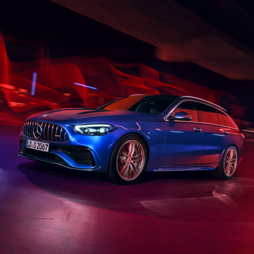 Oferta | Clase C 43 Estate | Mercedes-AMG visual lateral de un Mercedes-AMG C 43 Estate en color azul sobre un fondo rojo de luces