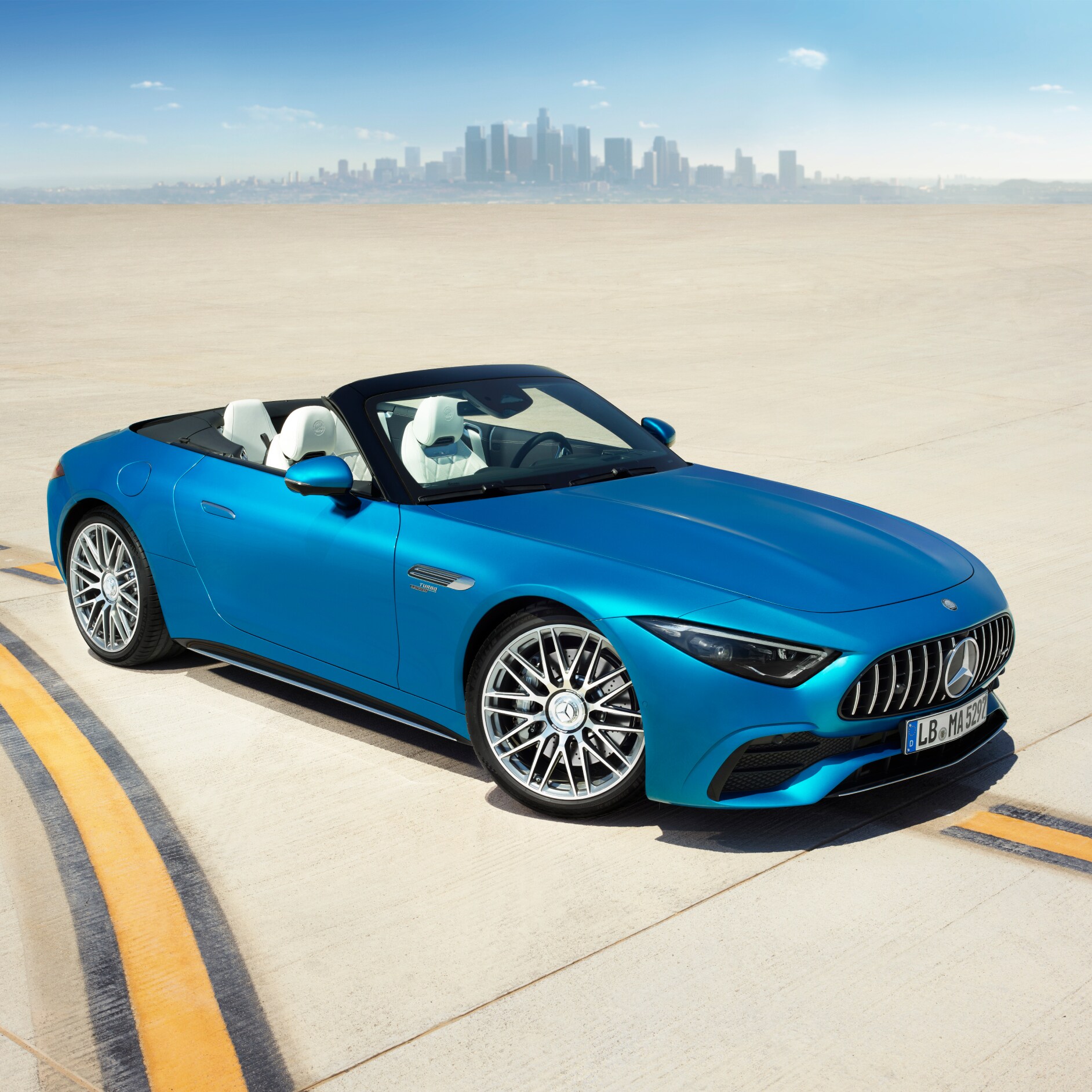 Visual lateral del SL Roadster en color azul con la ciudad de fondo alejada