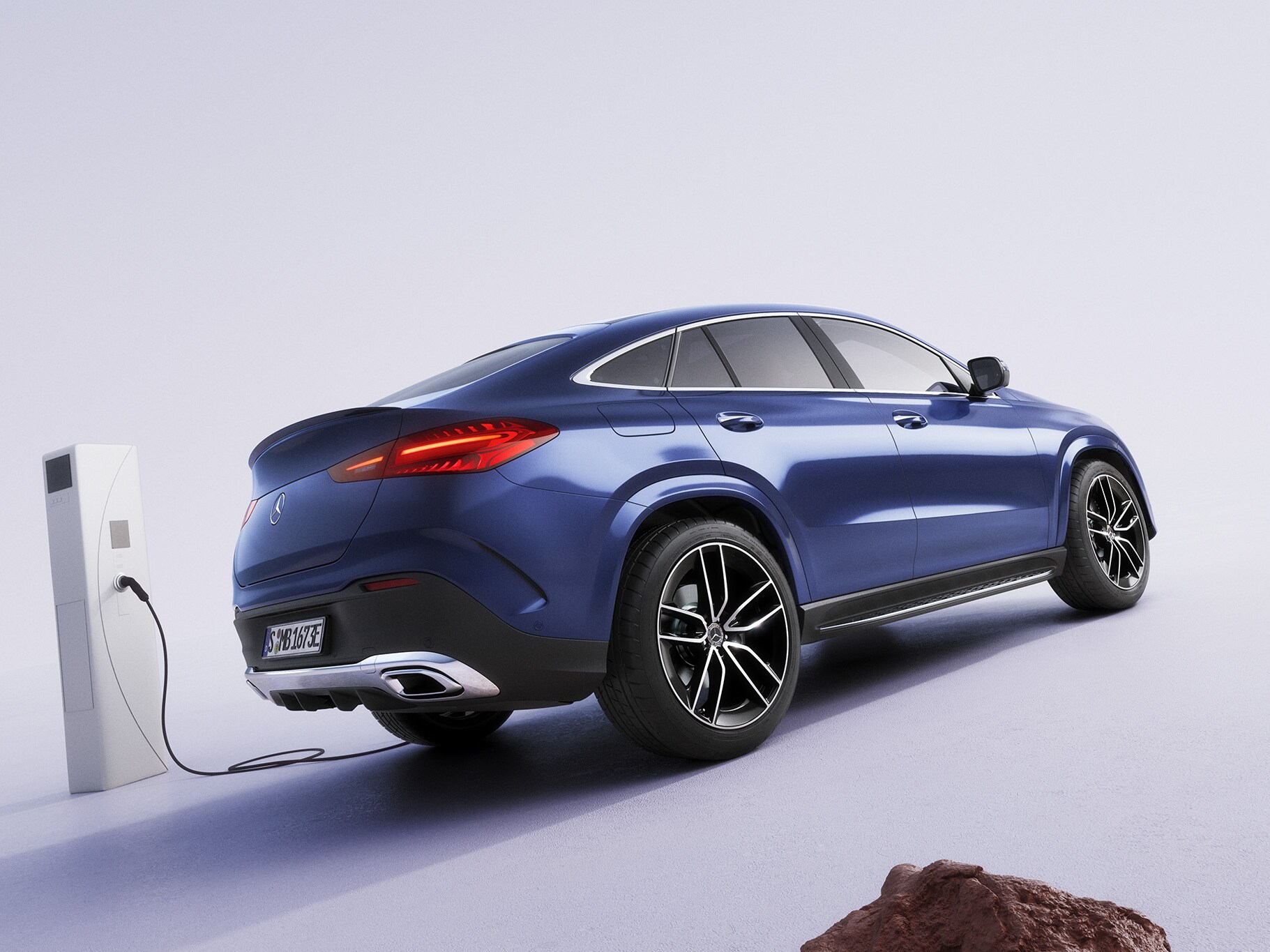 visual lateral de un GLE Coupé en color azul enchufado a un cargador