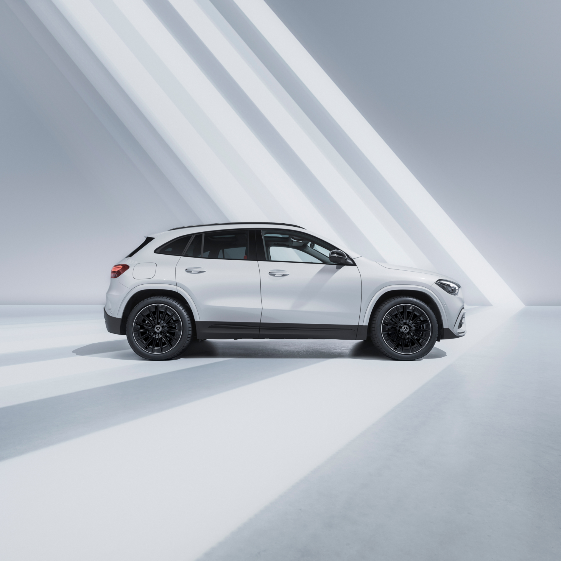 GLA 250 e | Mercedes-Benz Visual lateral de un GLA 250 e blanco de Mercedes-Benz
