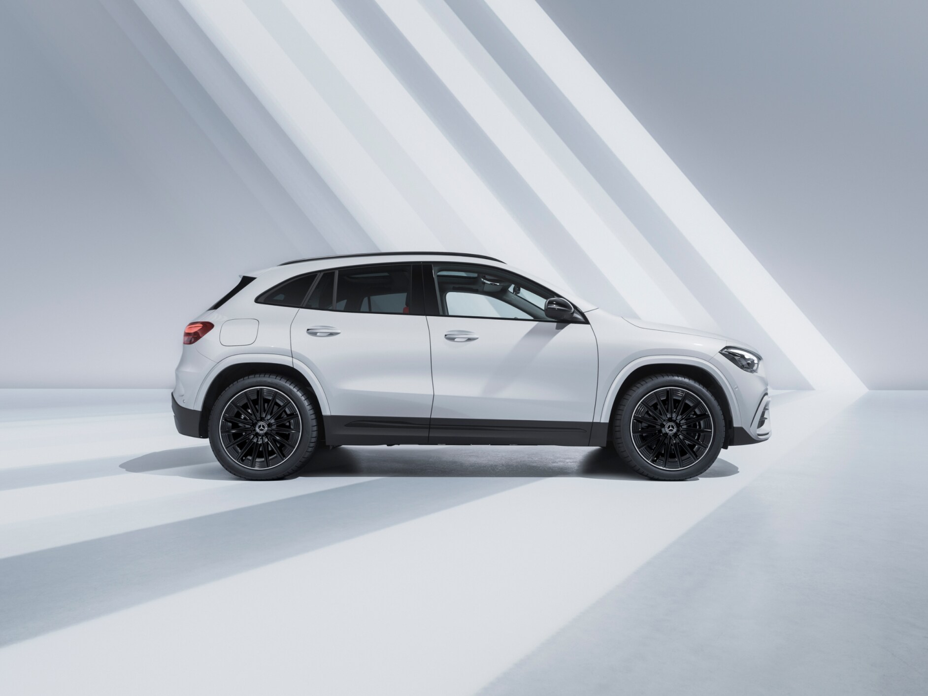 Visual lateral de un GLA 250 e blanco de Mercedes-Benz