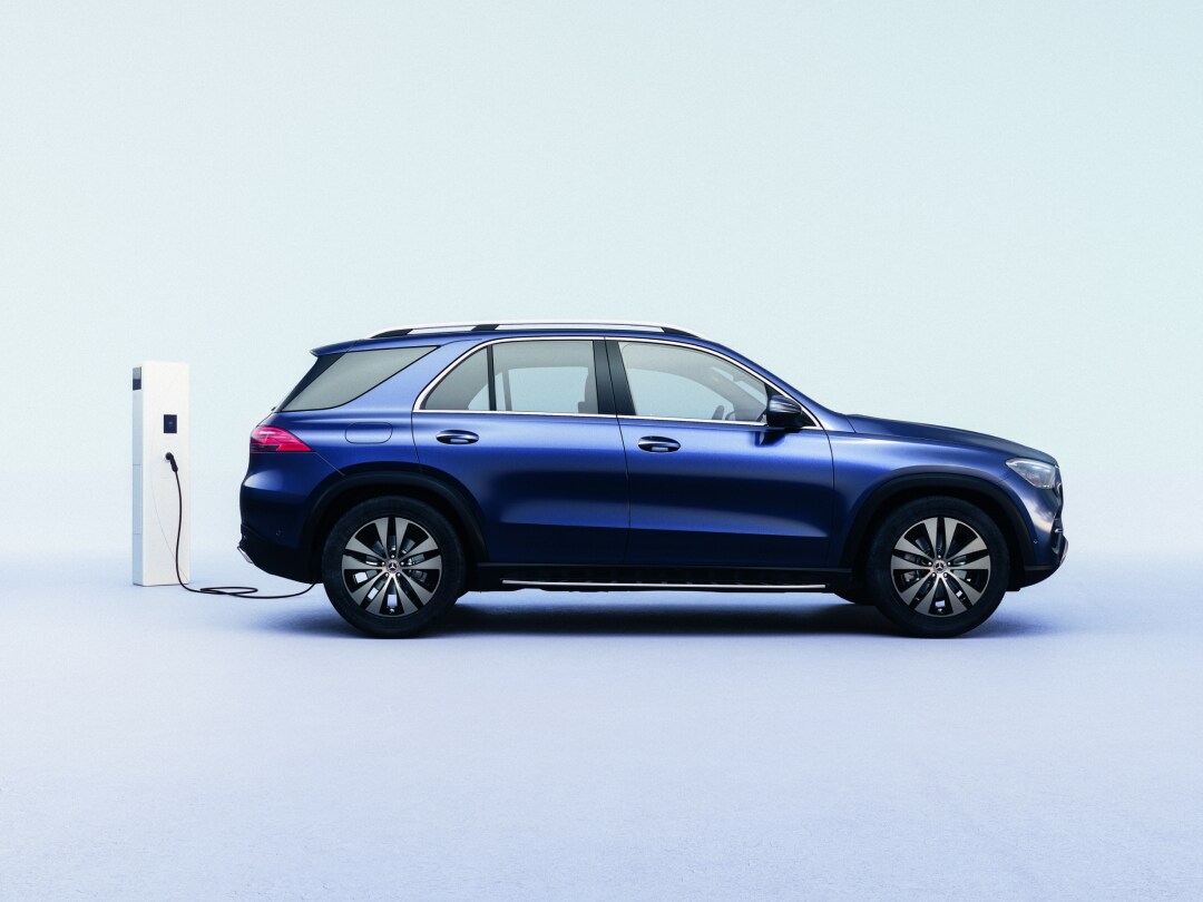 La imagen muestra un GLE Híbrido Enchufable azul enchufado a un cargador.