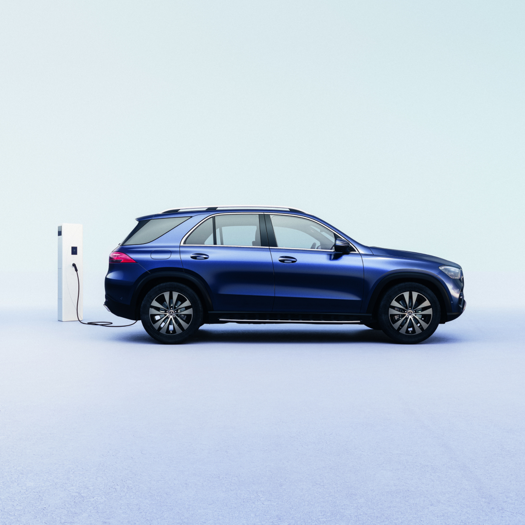 GLE Híbrido Enchufable | Mercedes-Benz La imagen muestra un GLE Híbrido Enchufable azul enchufado a un cargador.