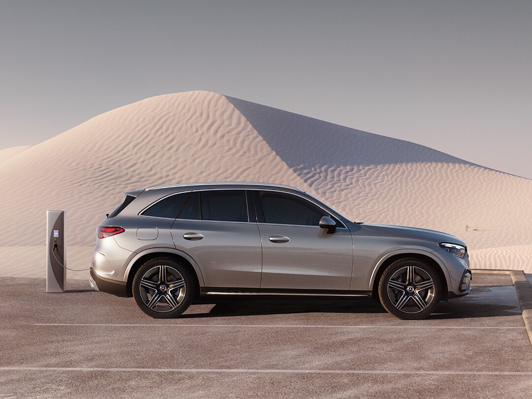 Vista lateral de un GLC Híbrido Enchufable gris de Mercedes-Benz