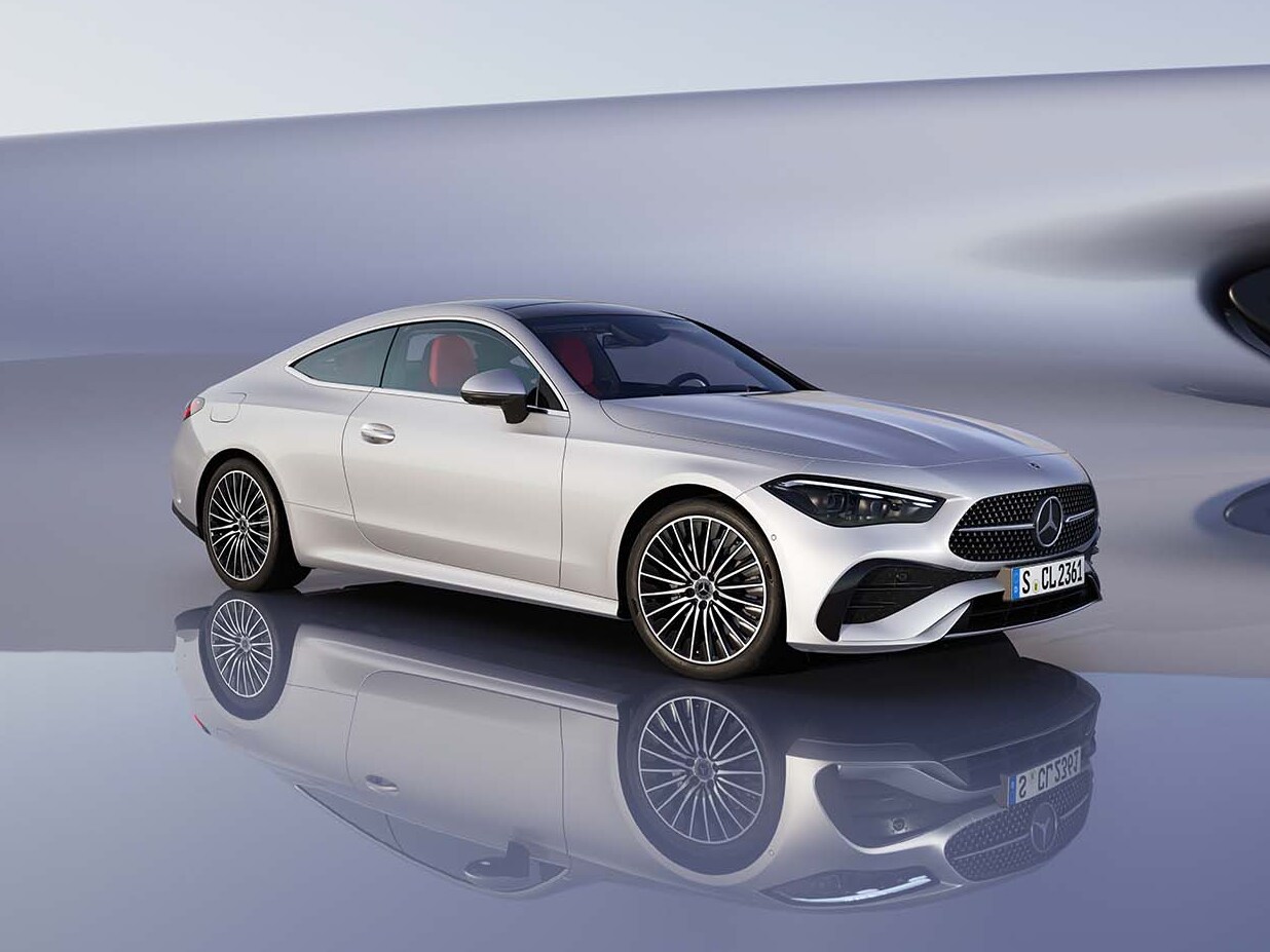 visual lateral del CLE Coupé en color gris sobre un fondo azulado en el que se ve su propio reflejo