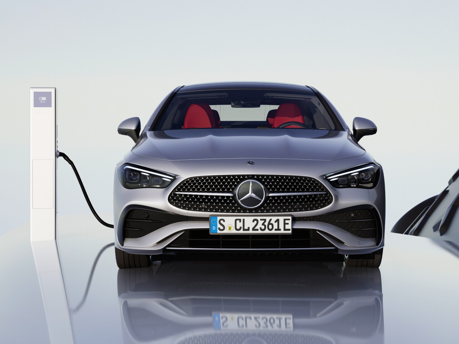 visual frontal del CLE Coupé en color gris enchufado a un cargador