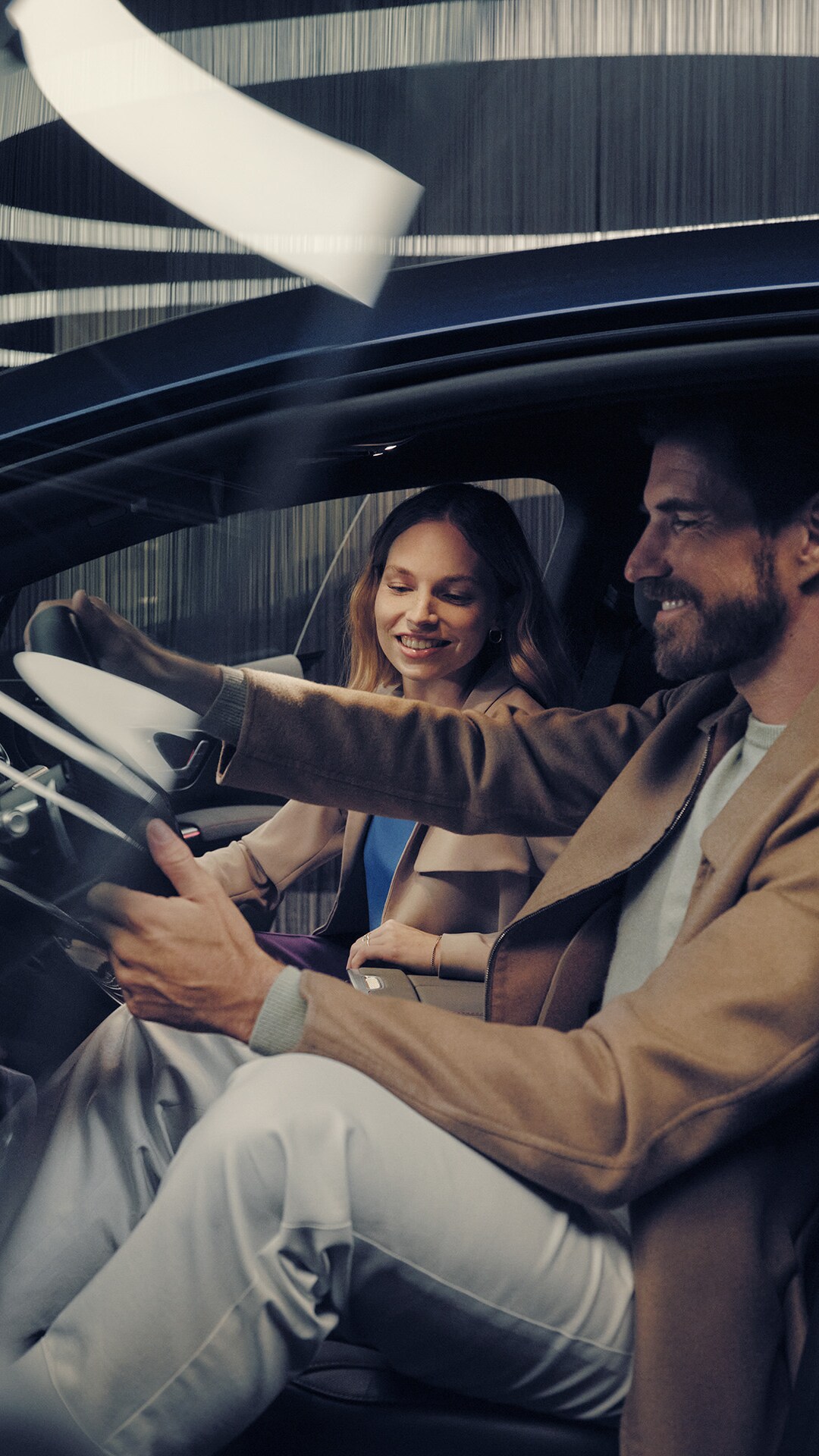 Una pareja probando un Mercedes-Benz