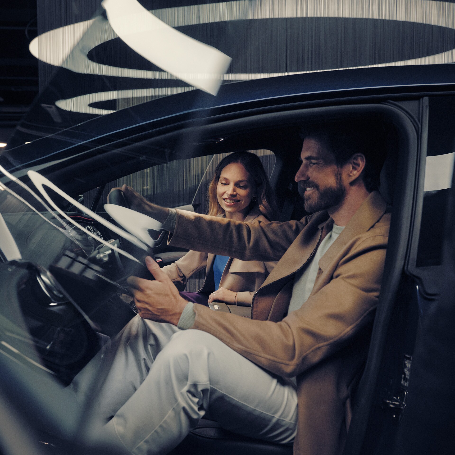 Una pareja probando un Mercedes-Benz