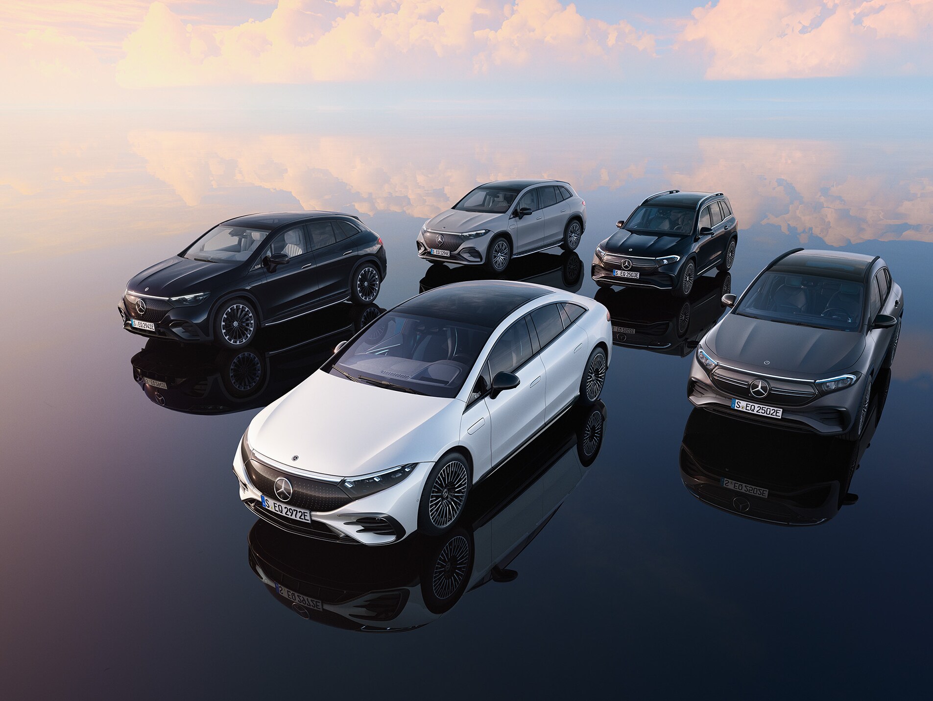 Los vehículos 100% eléctricos de Mercedes-Benz sobre un suelo reflectante.