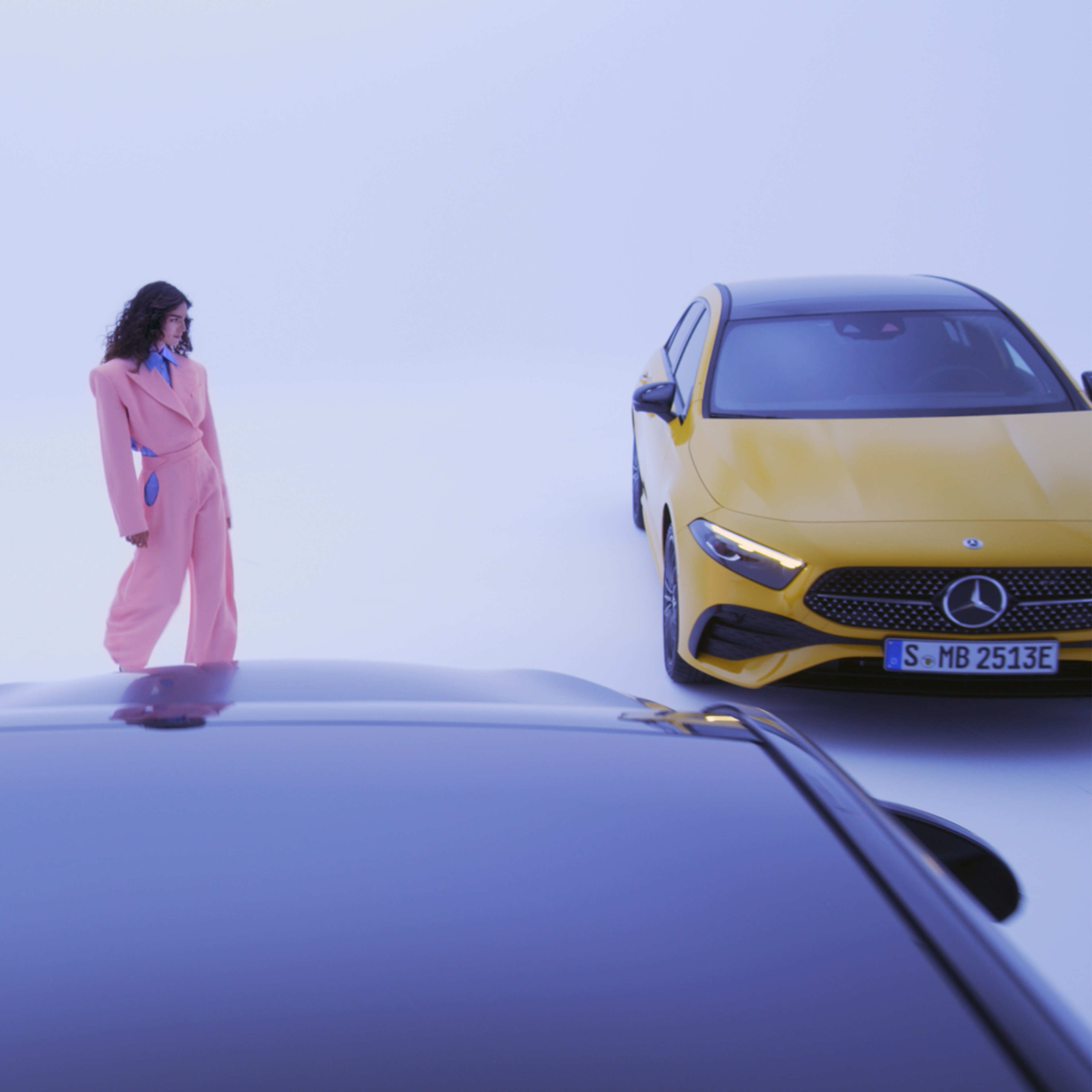 mujer mirando a un vehículo amarillo