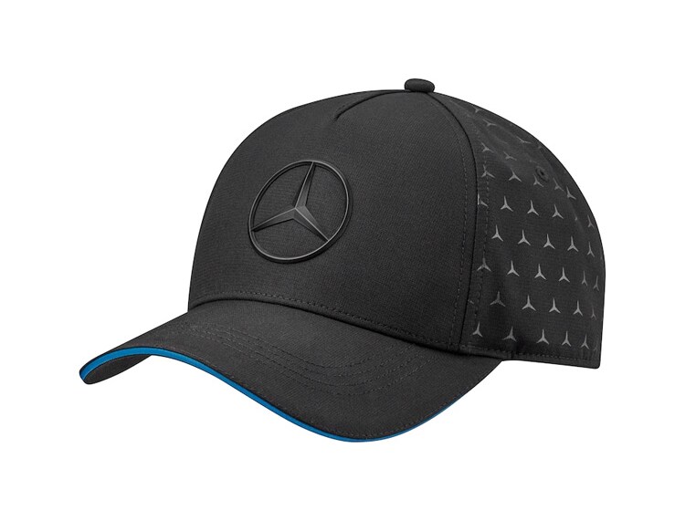 gorra negra con la estrella de Mercedes-Benz