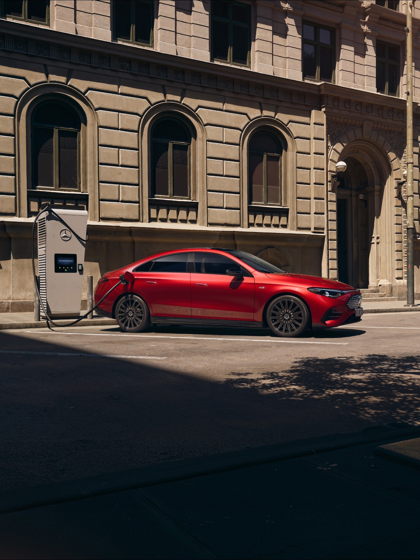 coche rojo con cargador en la calle