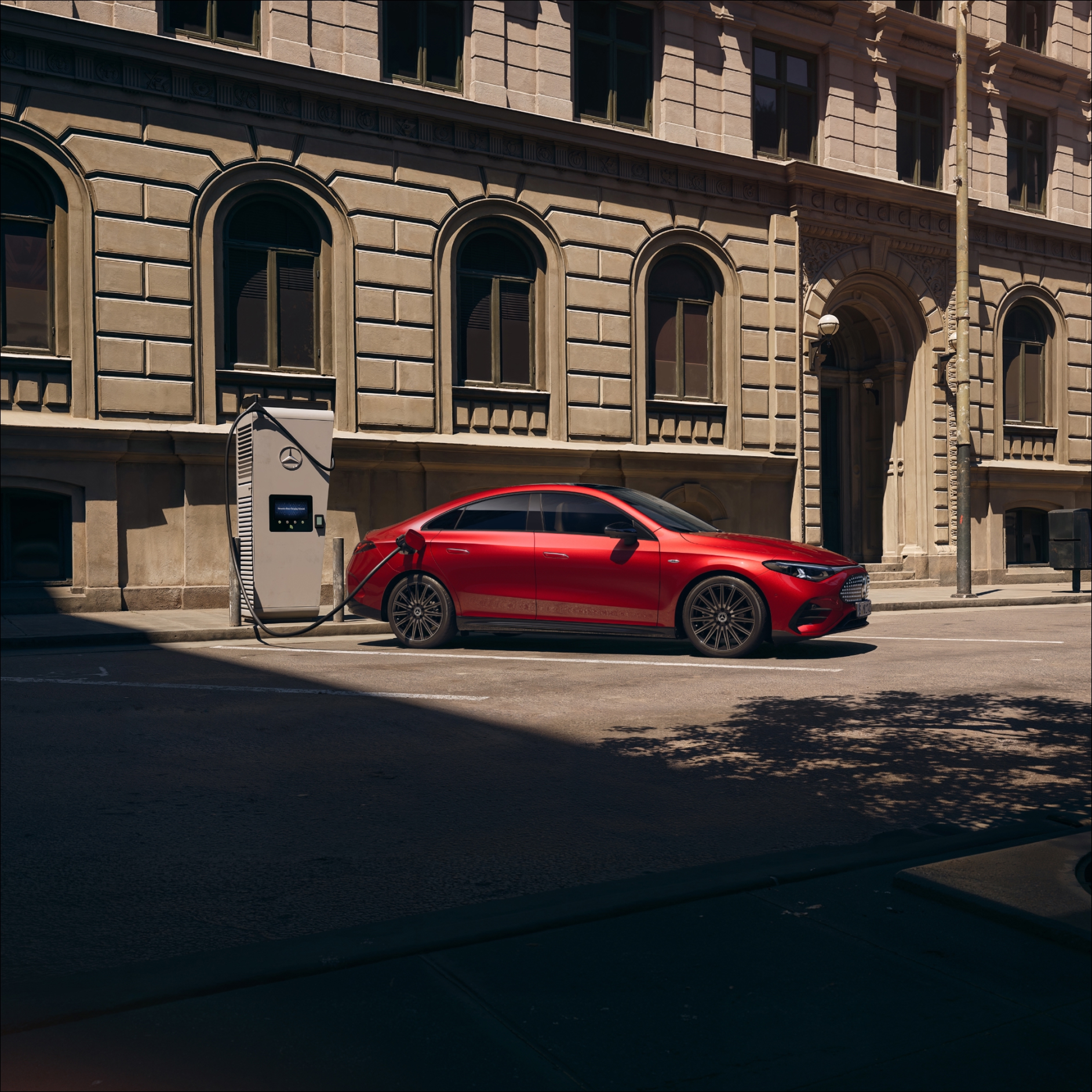 coche rojo con cargador en la calle