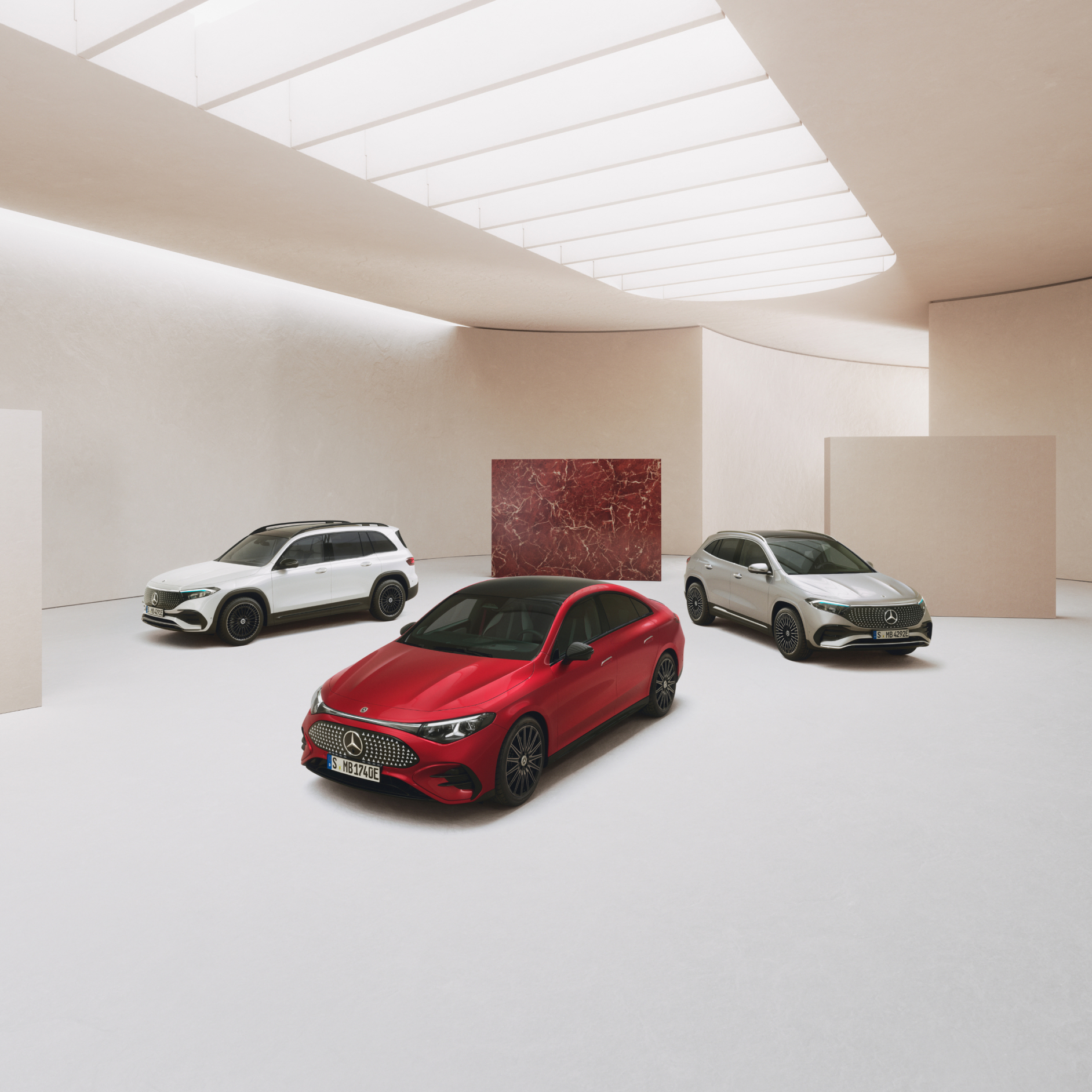 Un EQB, un CLA y un EQA de Mercedes-Benz aparcados Eléctricos | Mercedes-Benz