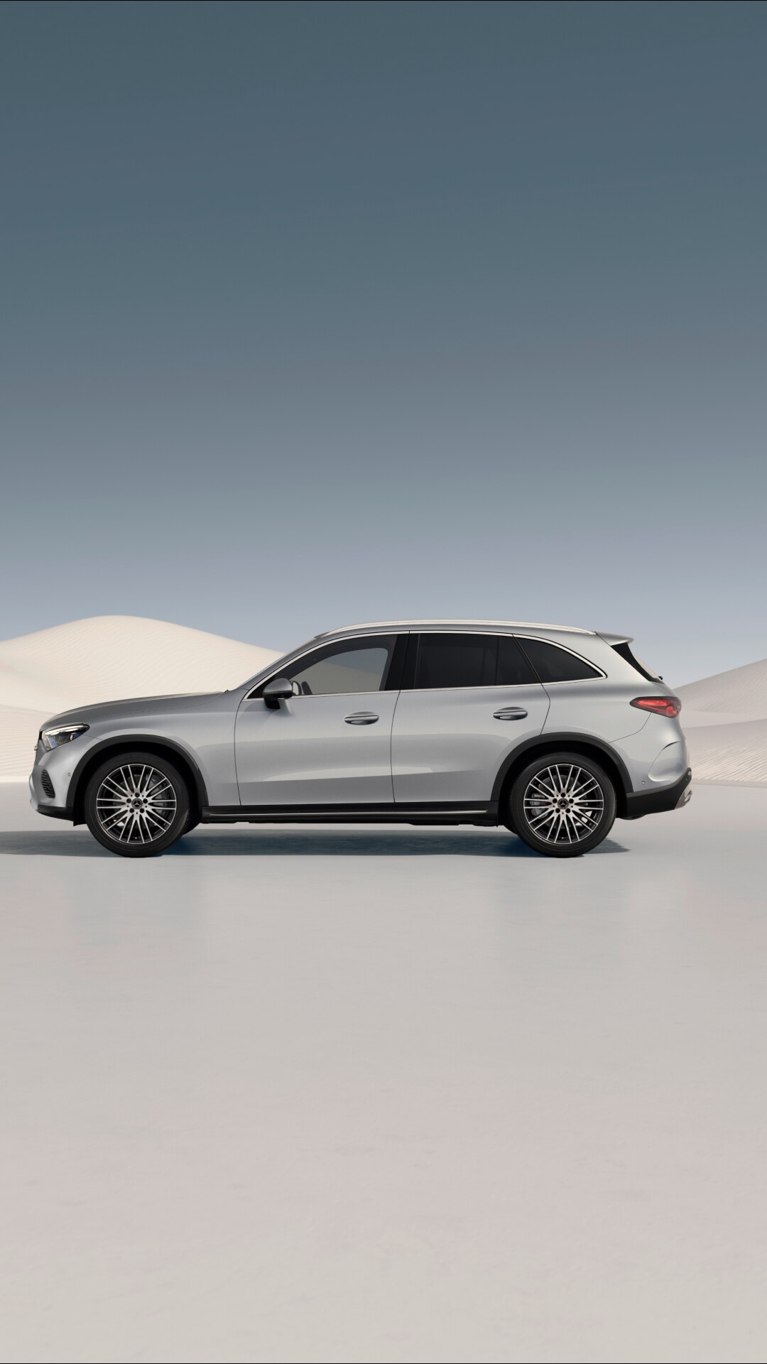 Visual alteral de un coche gris en el desierto