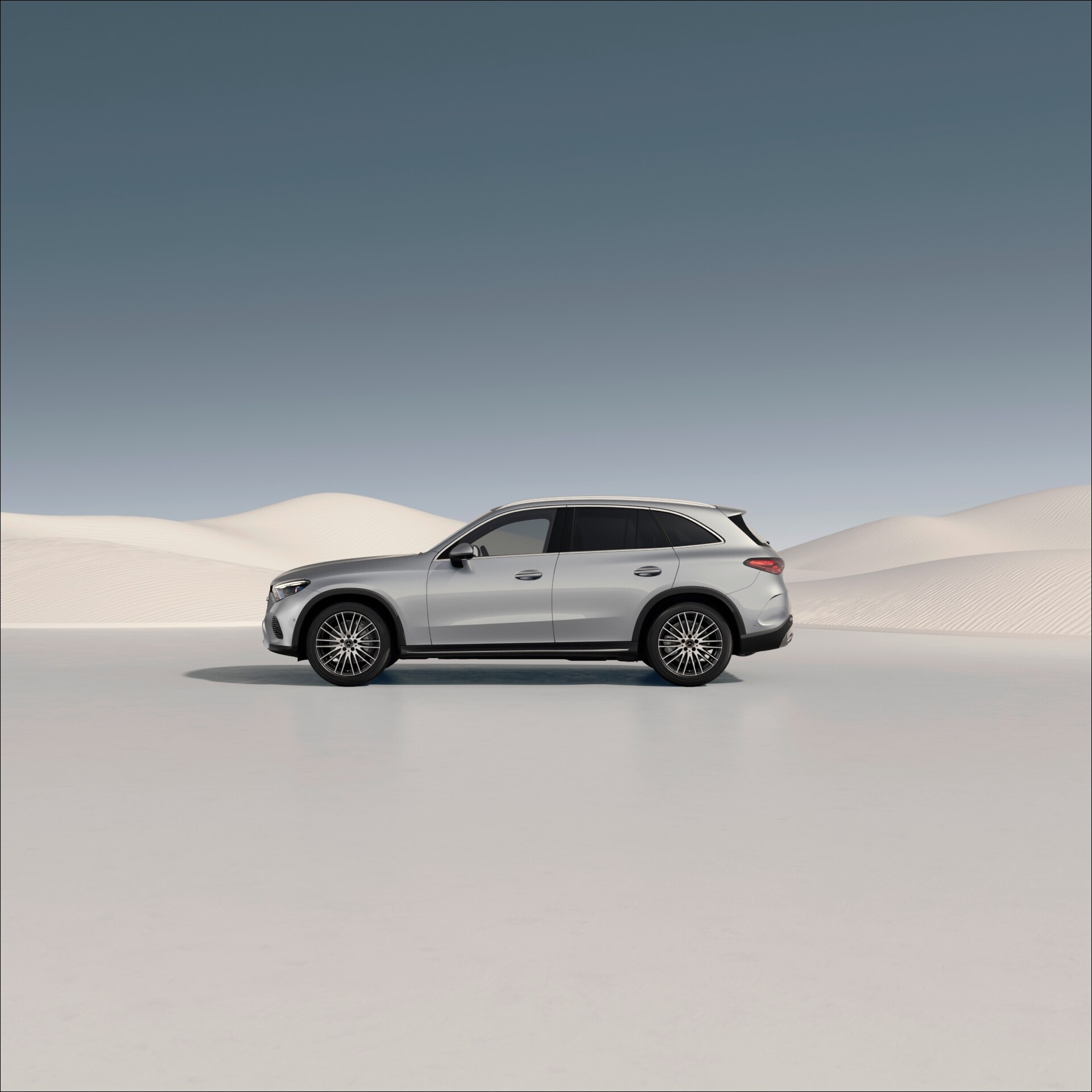 Visual alteral de un coche gris en el desierto