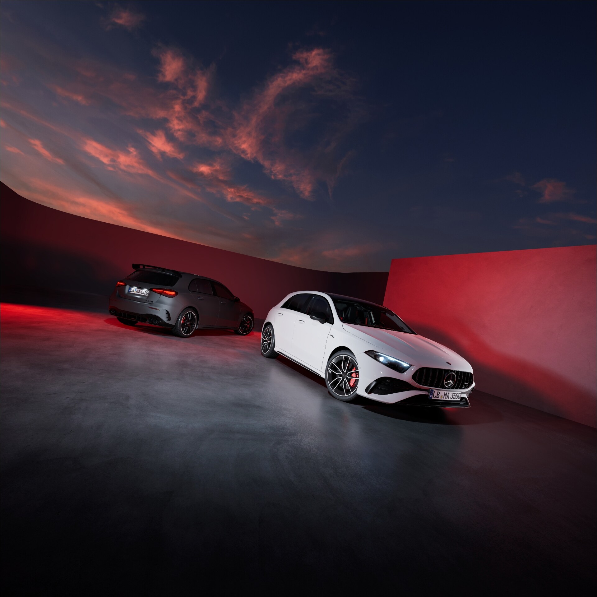 dos coches de color gris y blanco sobre el asfalto