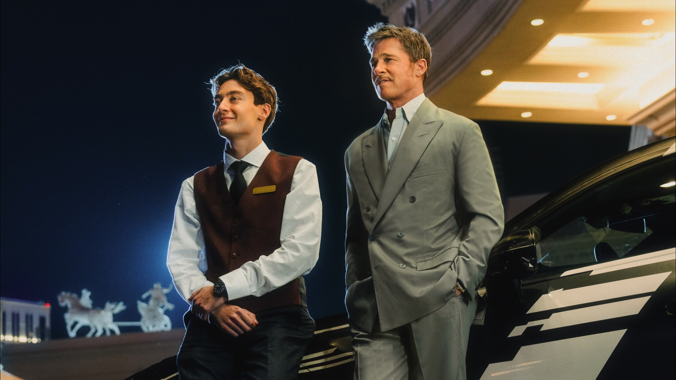 dos hombres vestidos de traje frente al nuevo AMG.EA &CONCEPT AMG GT XX con Arquitectura Eléctrica AMG