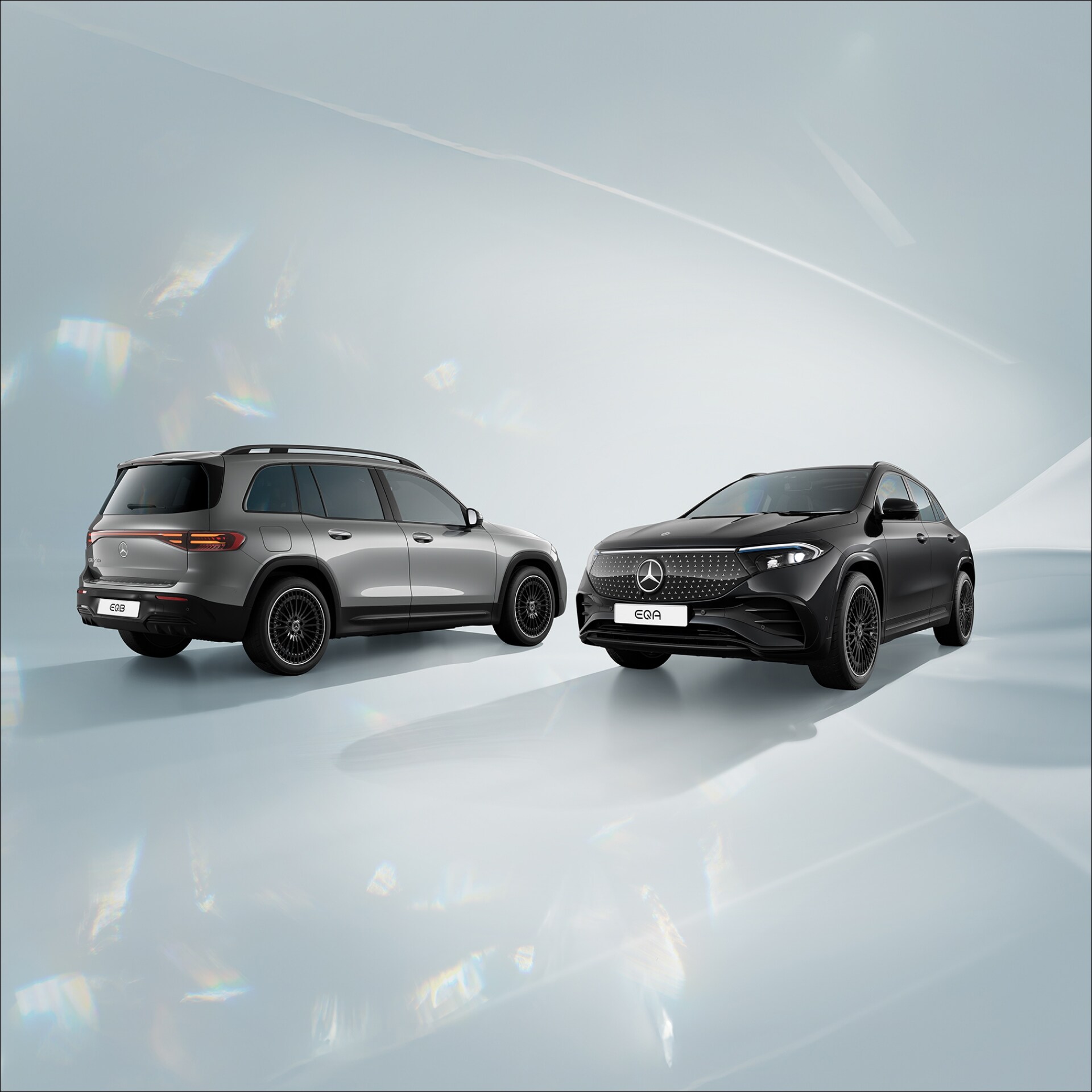 visual trasera de un EQB negro y lateral de un EQA negro de Mercedes-Benz