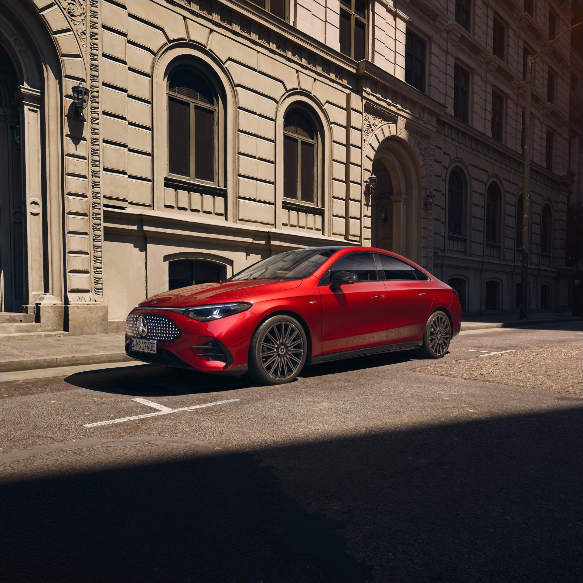 Visual lateral del nuevo CLA 250+ Eléctrico de color rojo aparcado en la calle