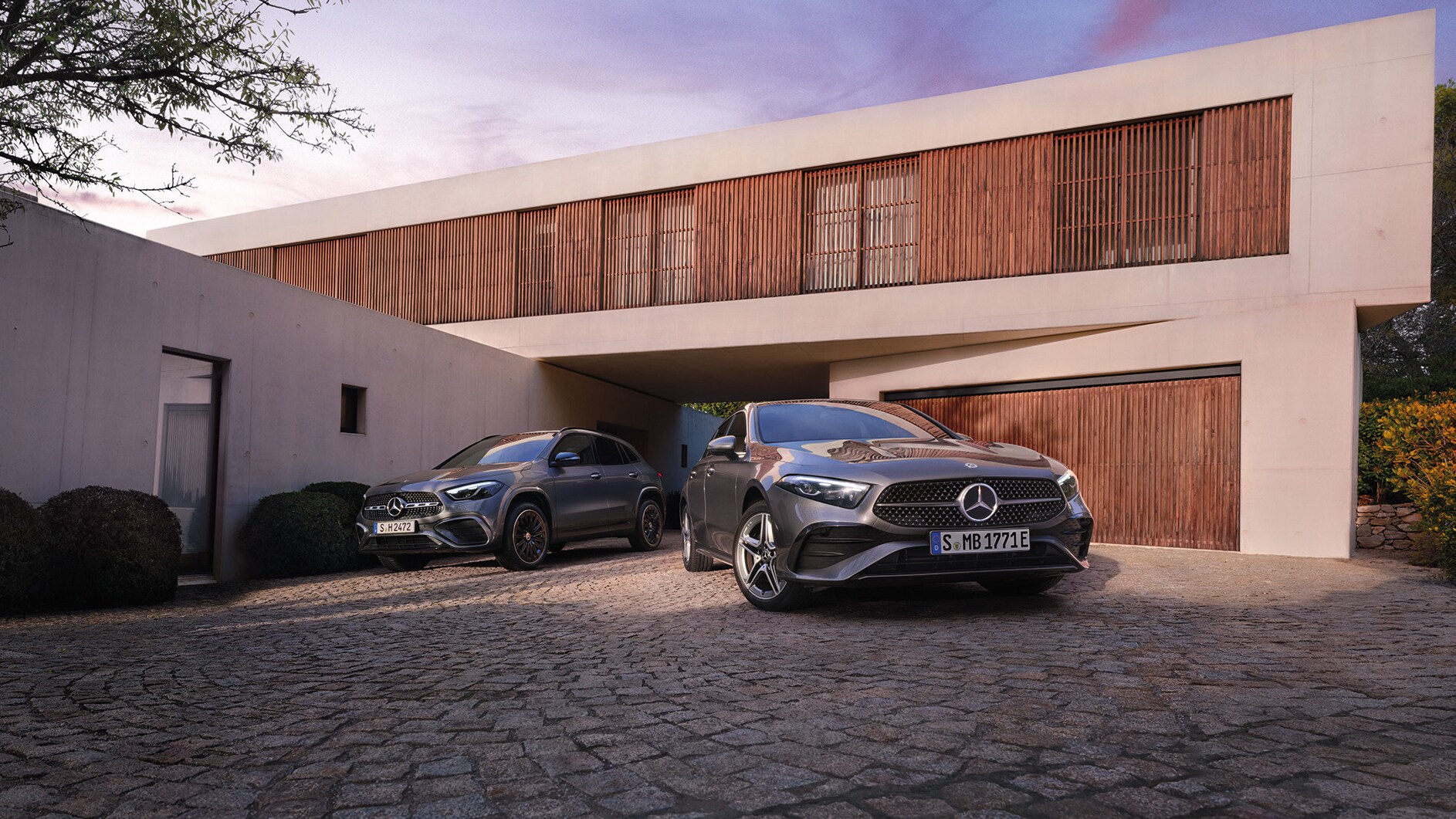 Imagen de un GLA y Clase A de Mercedes-Benz aparcados al frente de una casa