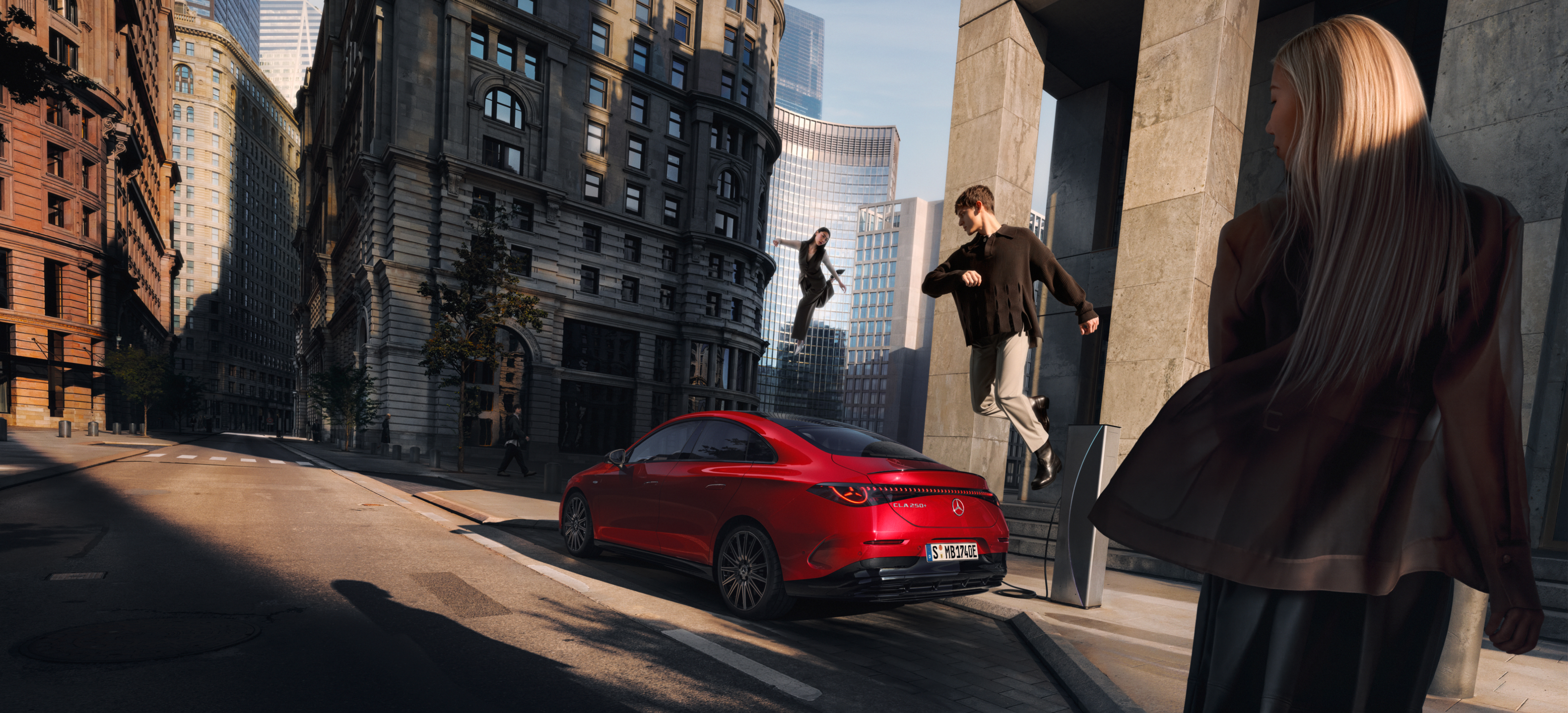 Certificado de Ahorro Energético (CAE) | Mercedes-Benz Dos personas volando sobre un CLA Eléctrico de Mercedes-Benz y una mujer de espaldas