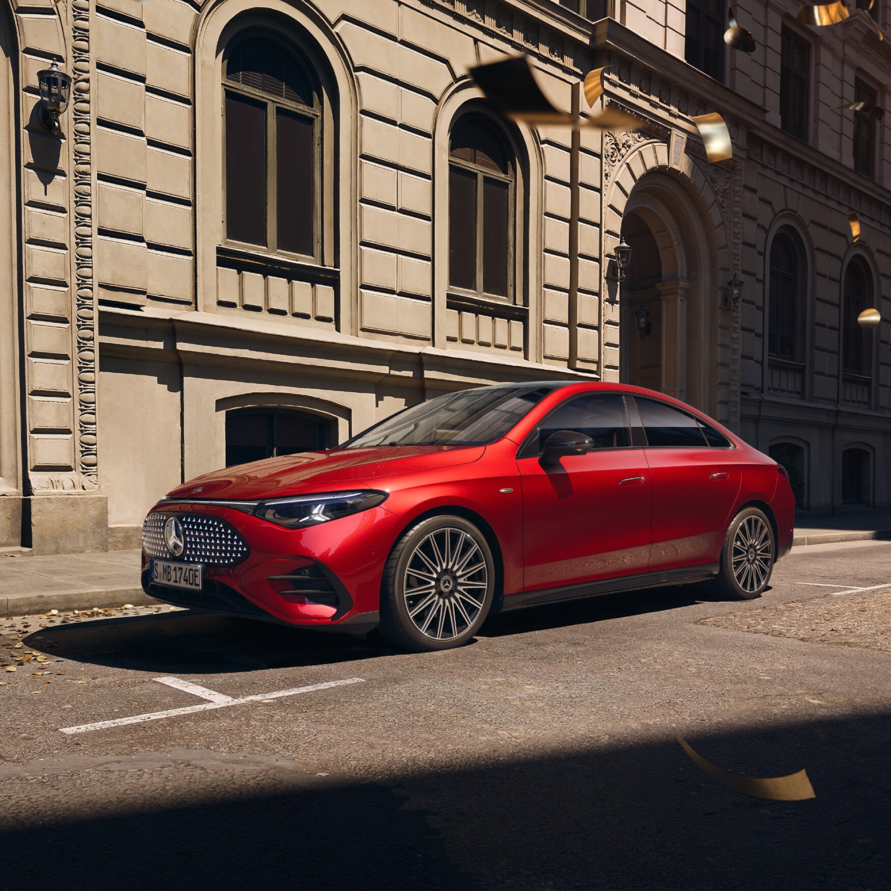 visual lateral del nuevo CLA 100 eléctrico en color rojo, aparcado en la calle