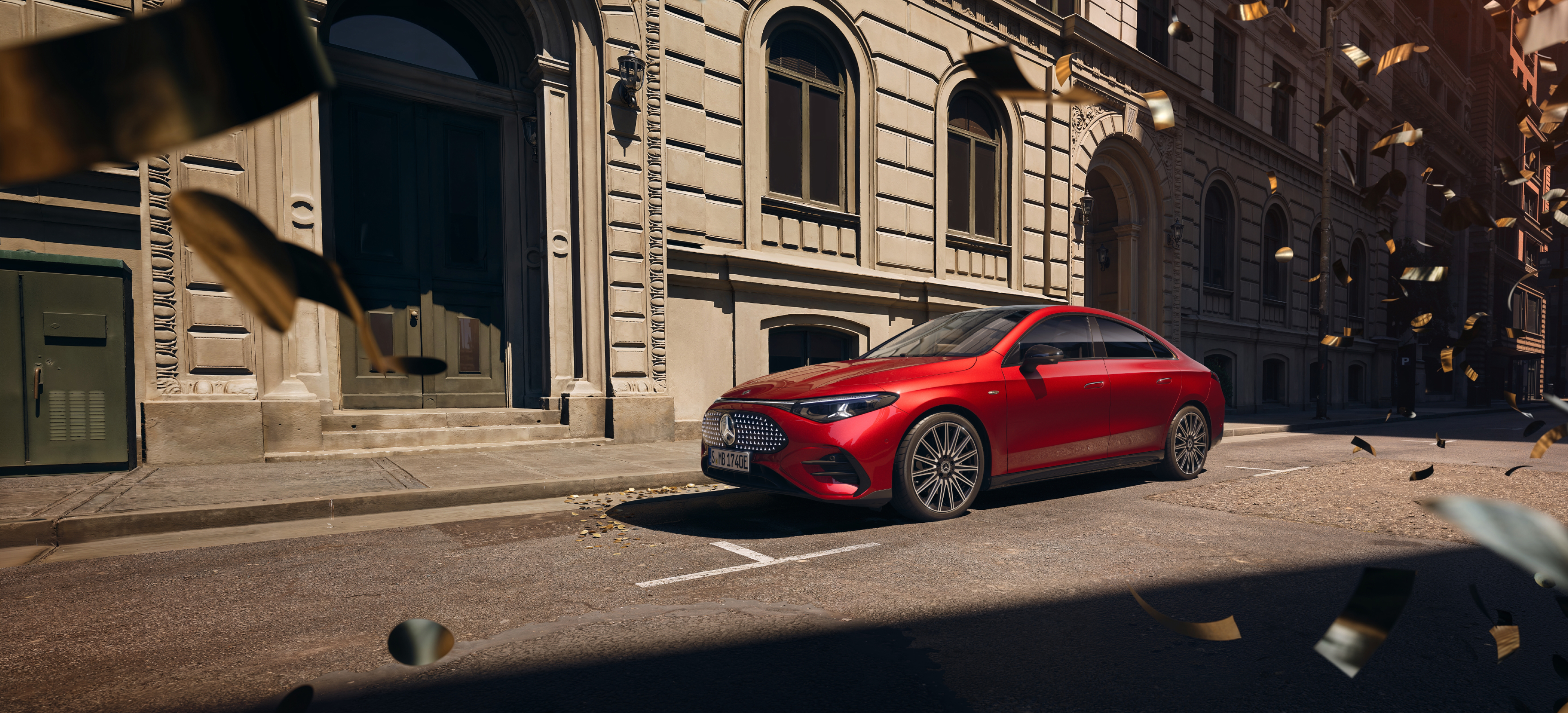 CLA | Mercedes-Benz visual lateral del nuevo CLA 100 eléctrico en color rojo, aparcado en la calle