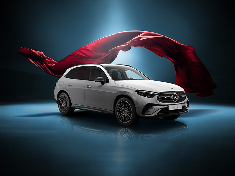 GLC Híbrido Enchufable | Mercedes-Benz Vista lateral de un GLC Híbrido Enchufable blanco de Mercedes-Benz