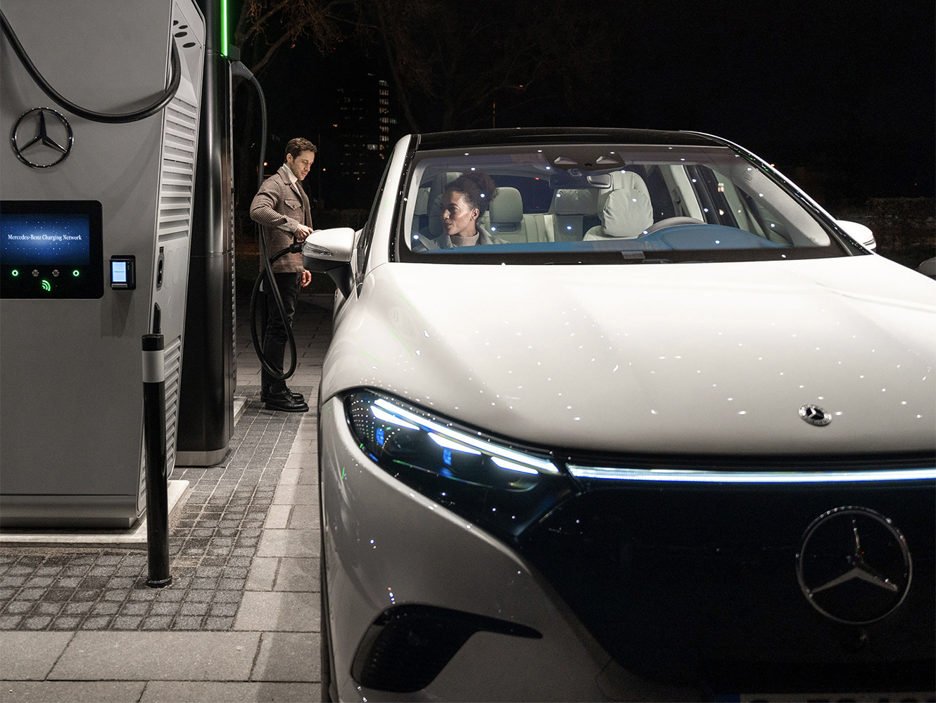 Carga | Mercedes-Benz Un hombre cargando un EQE en una estación de carga