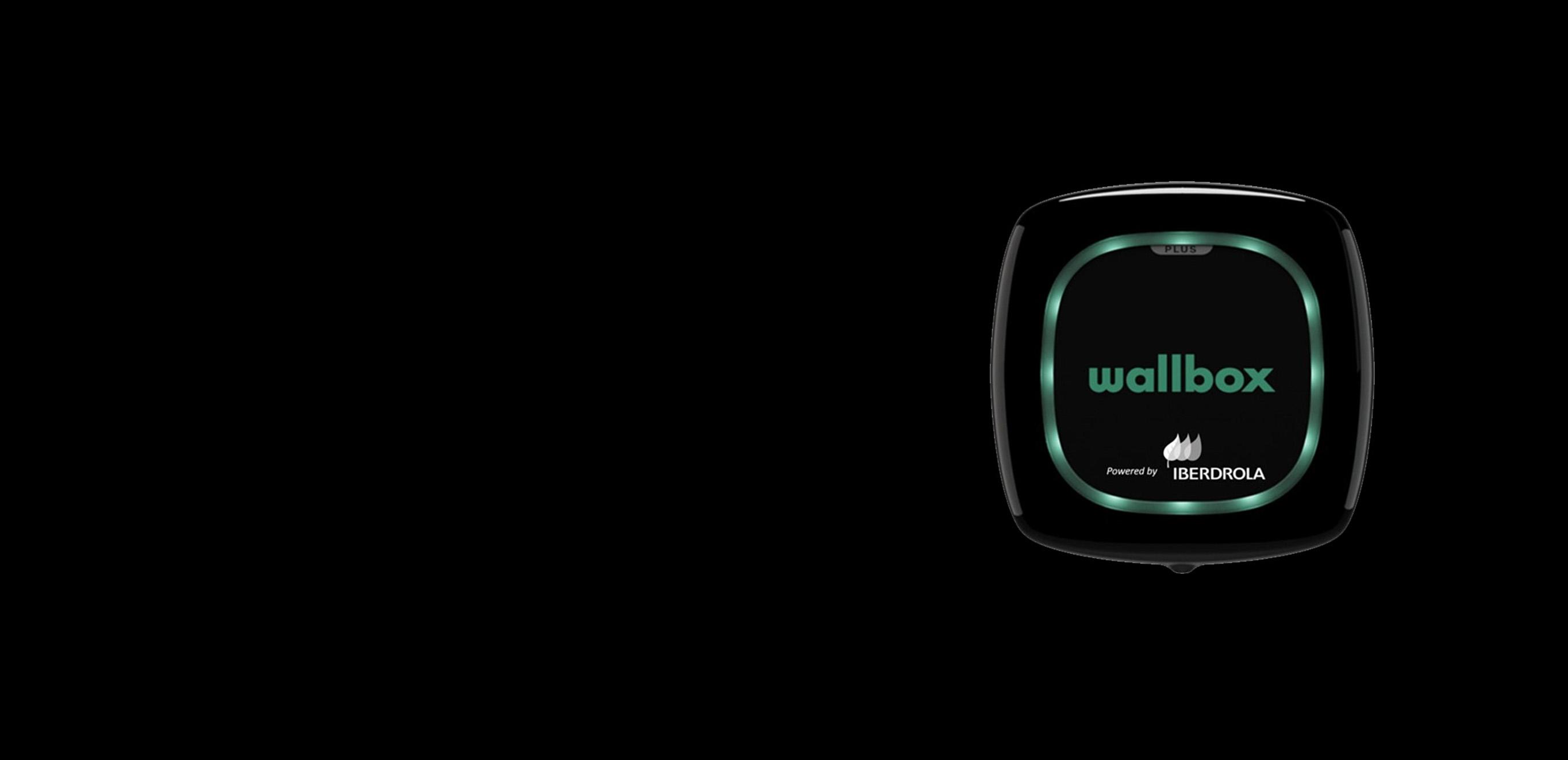 Paquete Plug&Go | Mercedes-Benz El cargador wallbox pulsar plus de Mercedes Benz con un fondo negro