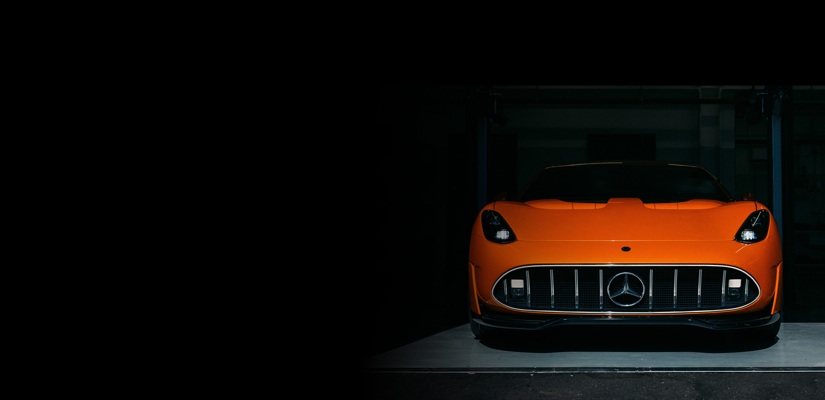 Suscríbete | Mercedes- Benz Magazine El GT XX de Mercedes-AMG aparcado en un garaje