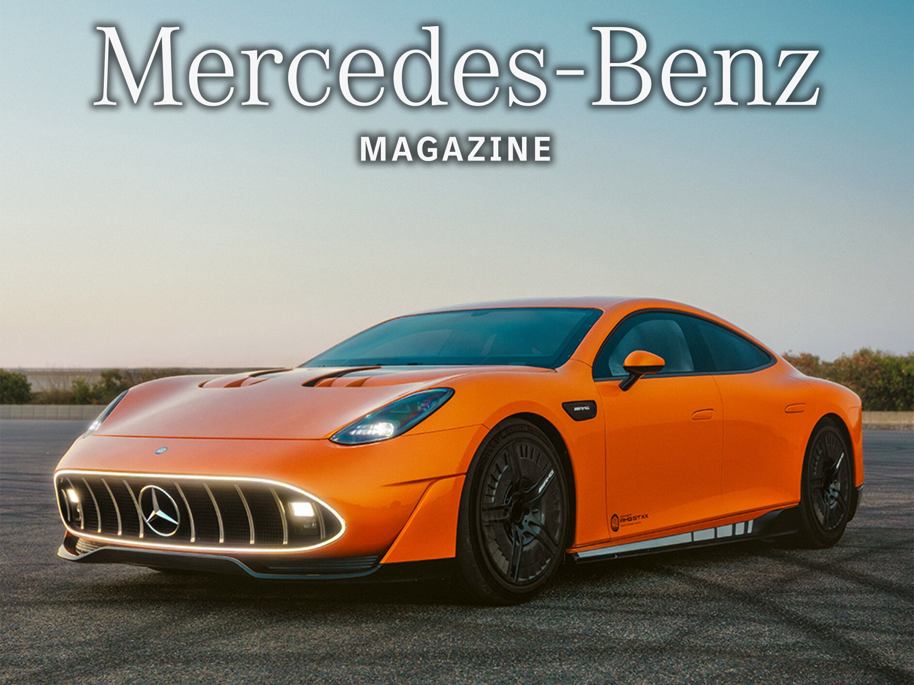 Visual lateral de un GT XX de Mercedes-Benz en color naranja sobre el asfalto