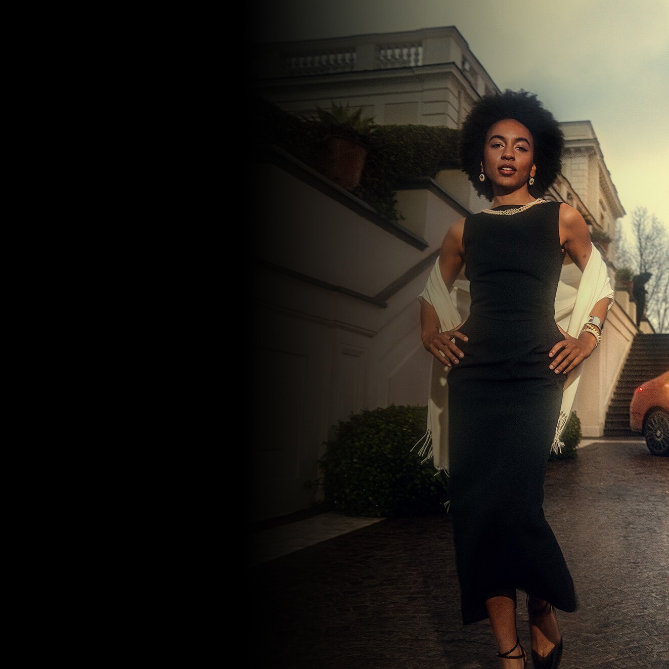 Una mujer delante de un nuevo CLA de Mercedes-Benz