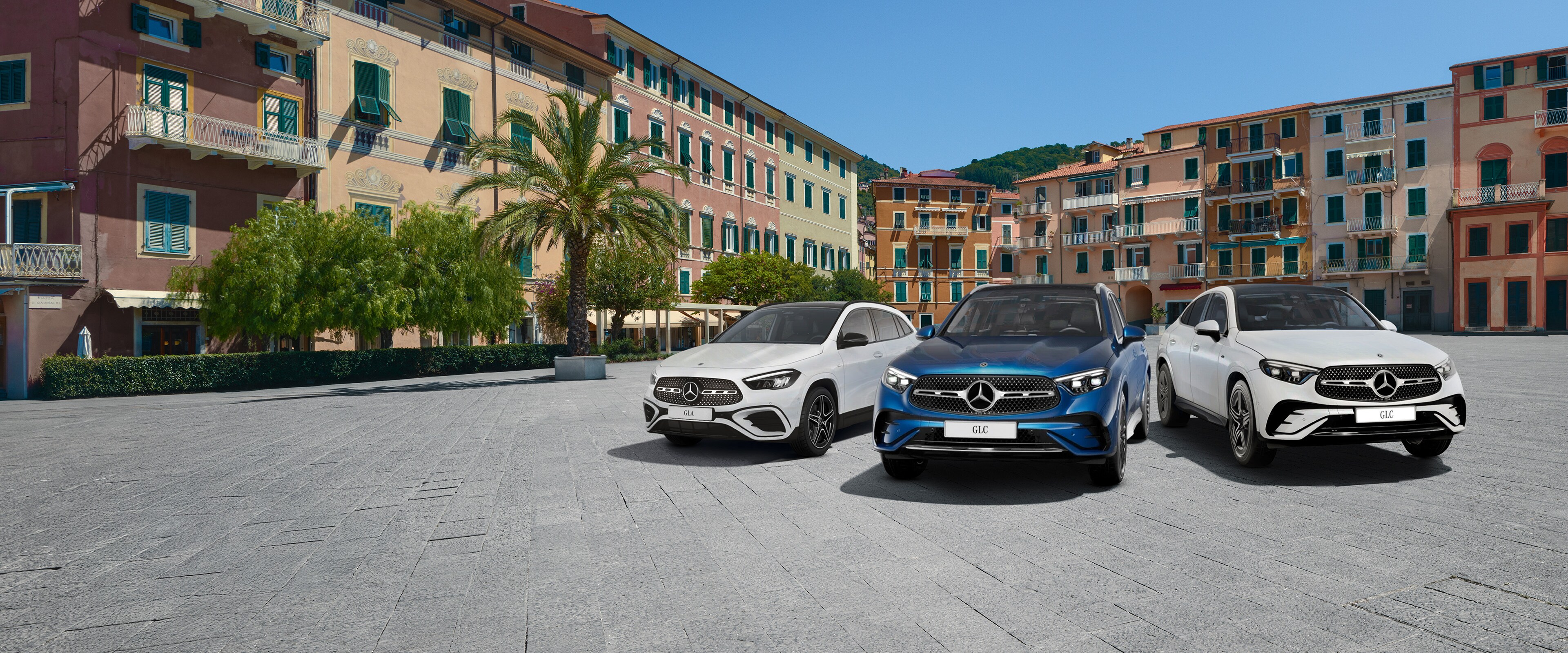 visual frontal de los modelos GLA, GLC y GLC Coupé en una plaza con palmeras