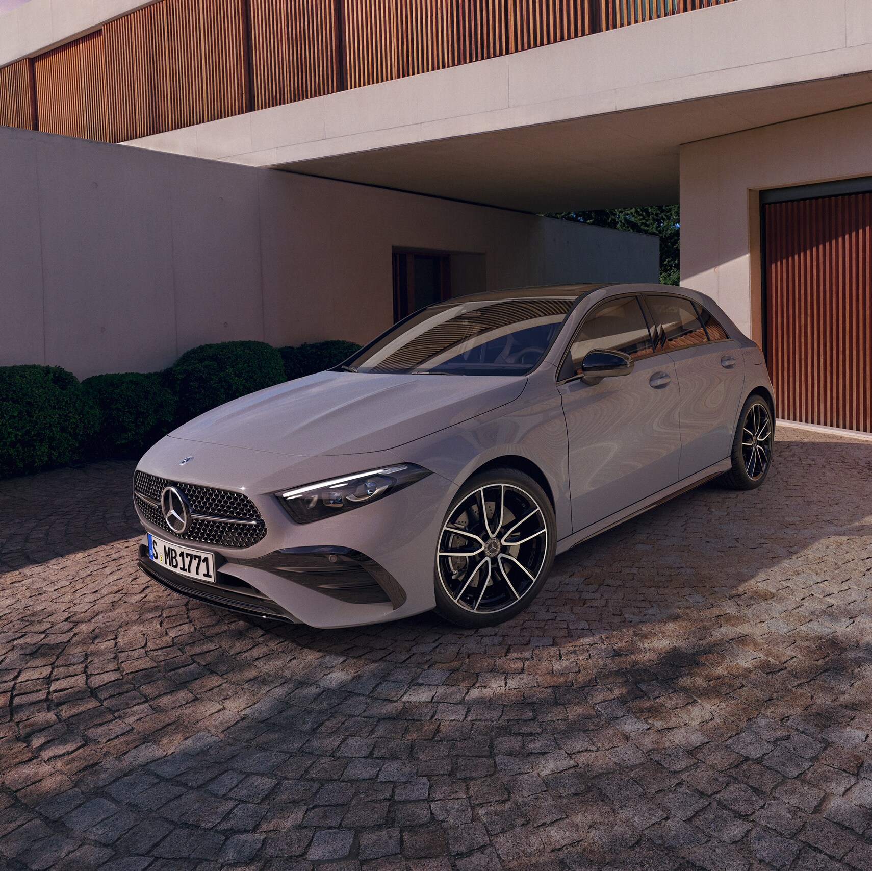 Visual del Clase A Special Edition gris de Mercedes-Benz aparacado fuera de una casa