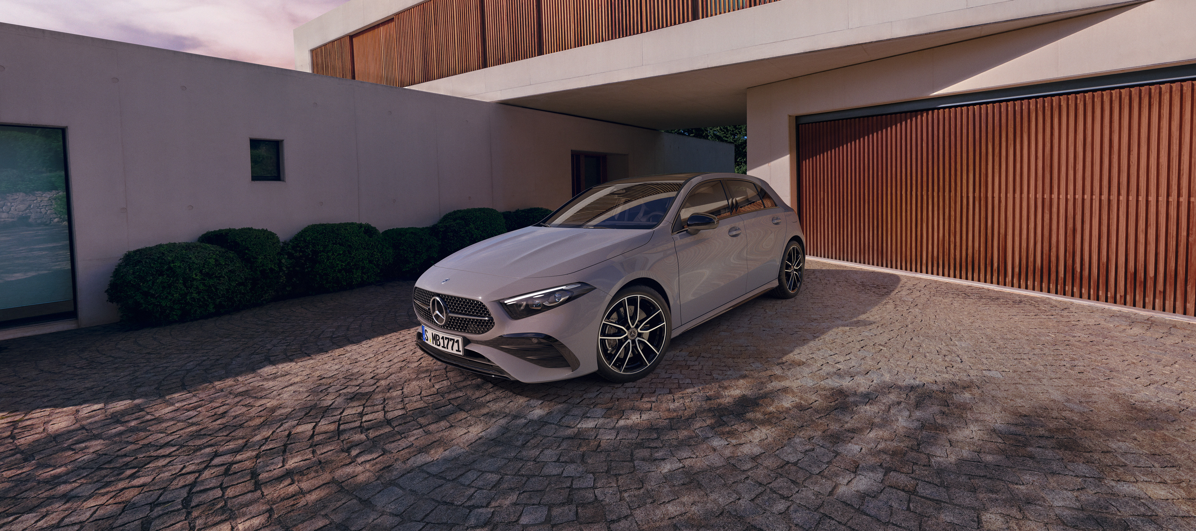 Visual del Clase A Special Edition gris de Mercedes-Benz aparacado fuera de una casa