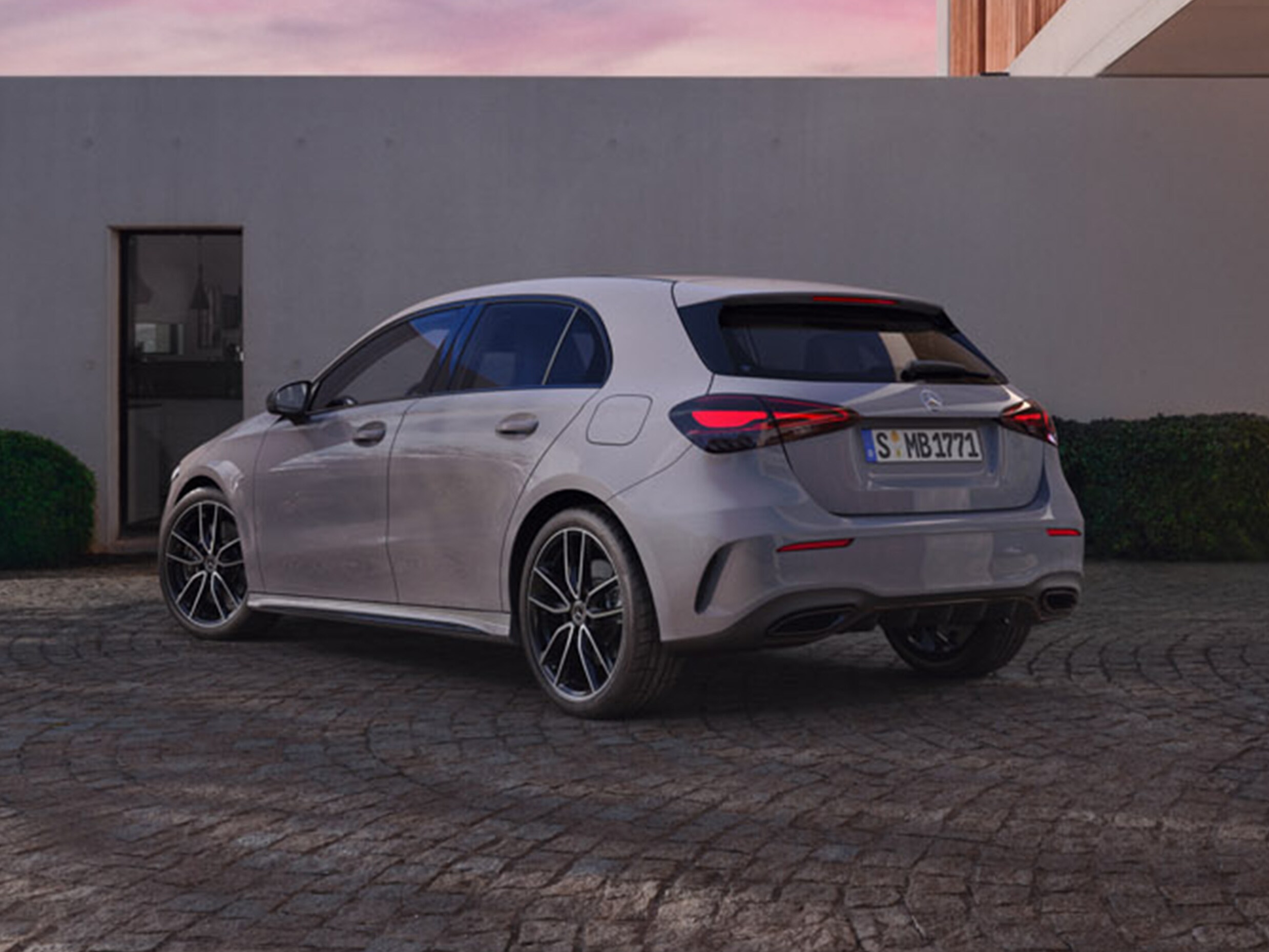 Visual lateral trasera del Clase A Sppecial Edition en color gris aparcado en una casa