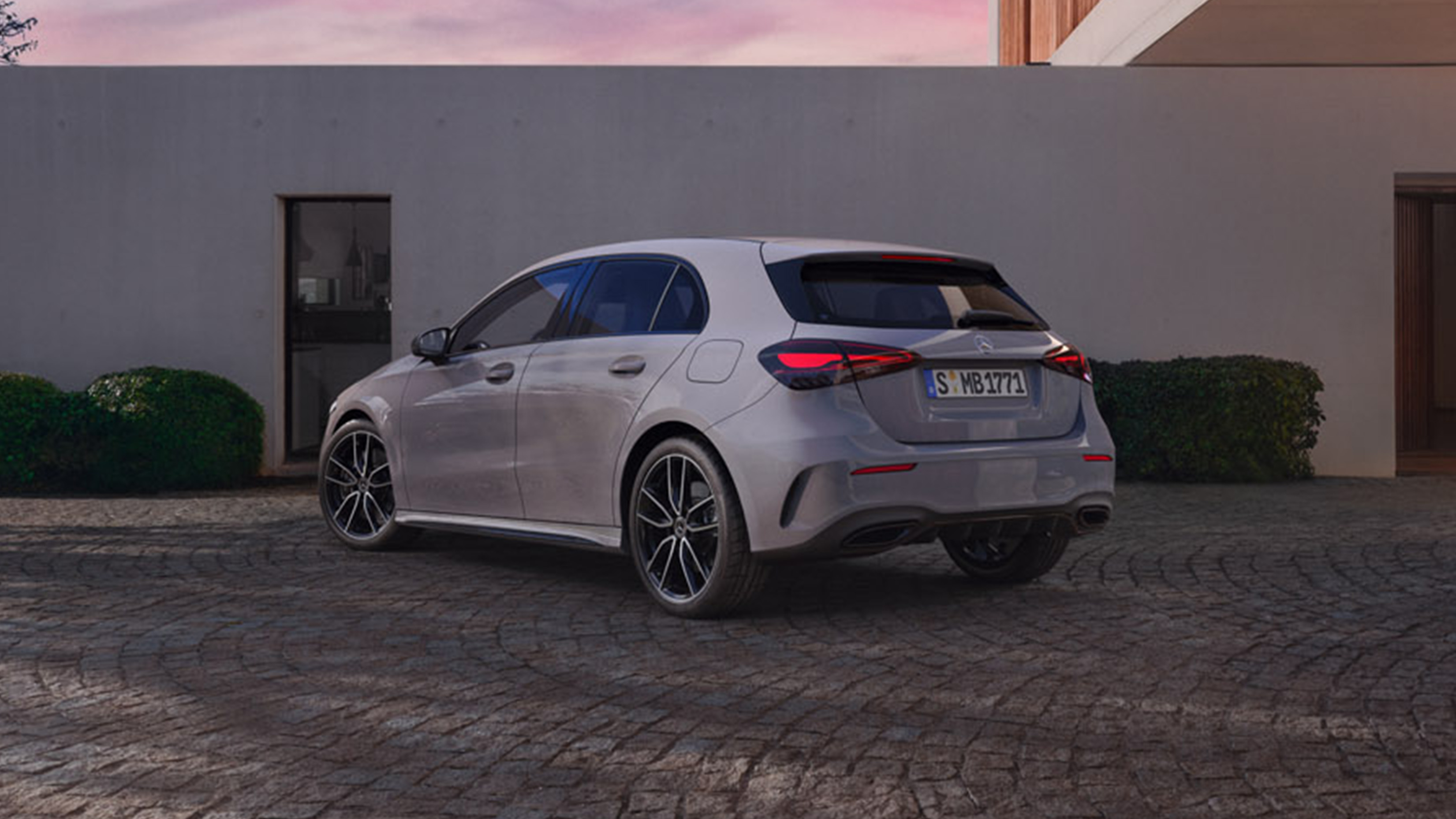 Oferta | Clase A Special Edition | Mercedes-Benz Visual lateral trasera del Clase A Special Edition en color gris aparcado en una casa
