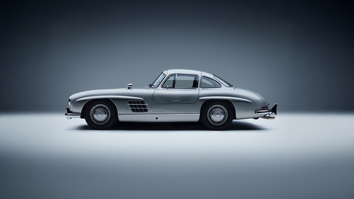 El Mercedes-Benz 300 SL de lado con un fondo azul