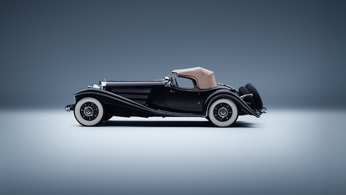 El Mercedes-Benz 500 K con un fondo azul
