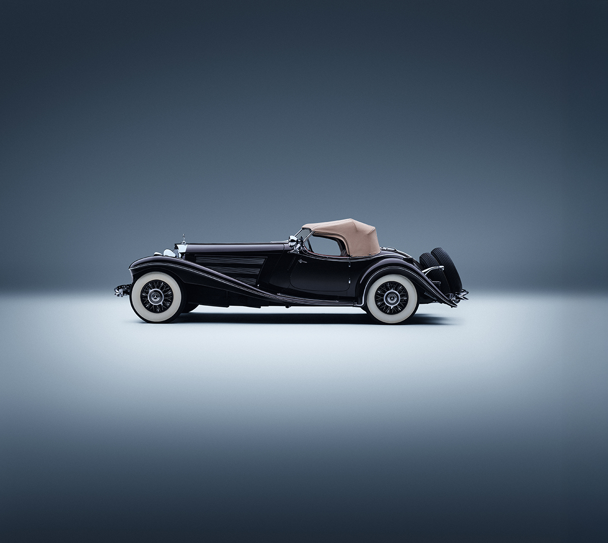 Mercedes-Benz 500 K El Mercedes-Benz 500 K con un fondo azul