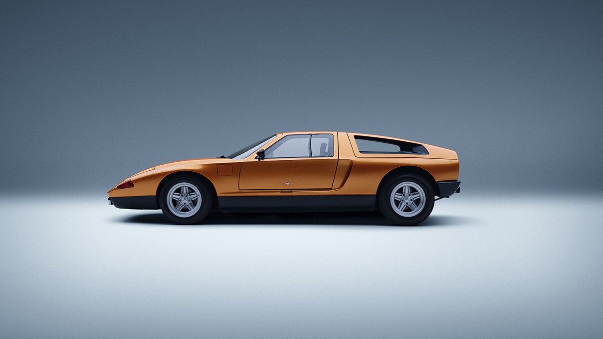 El Mercedes-Benz C111 con un fondo azul