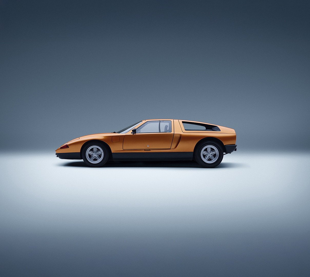 Mercedes-Benz C111 El Mercedes-Benz C111 con un fondo azul