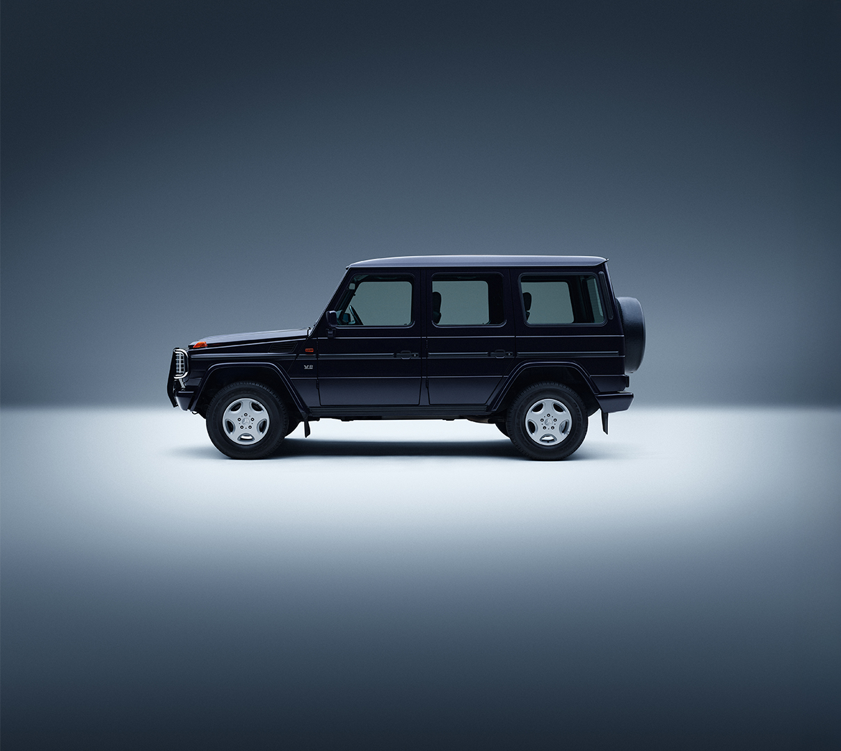 Clase G | Mercedes-Benz El Clase G azul en un fondo azul