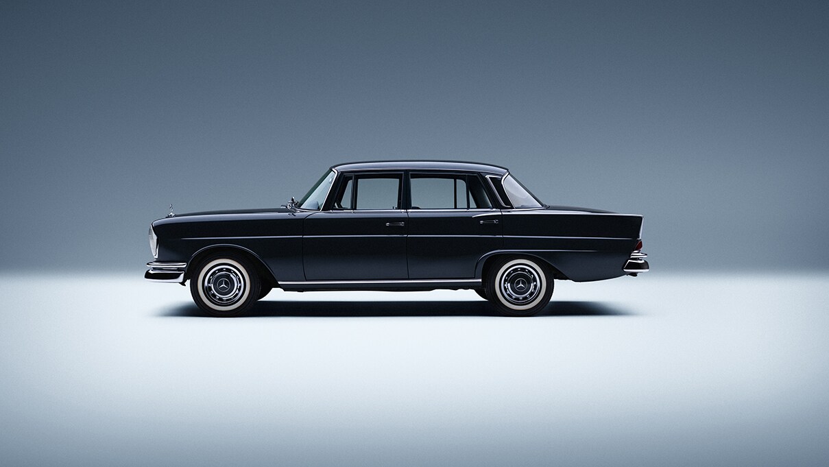 El Mercedes-Benz W111 en un fondo azul