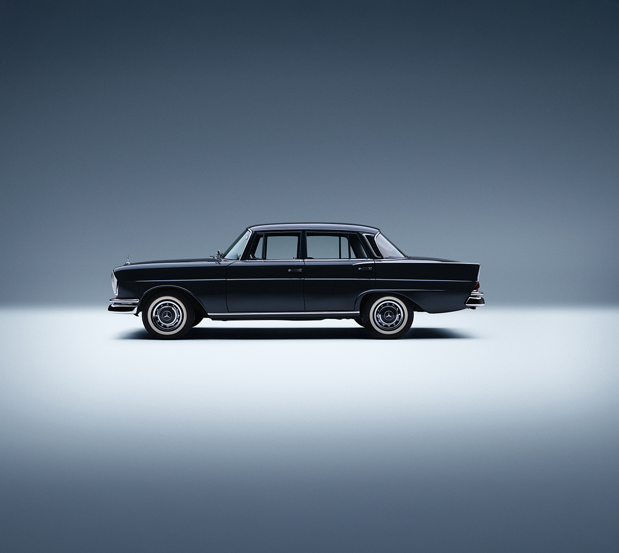 Mercedes-Benz W111 El Mercedes-Benz W111 en un fondo azul