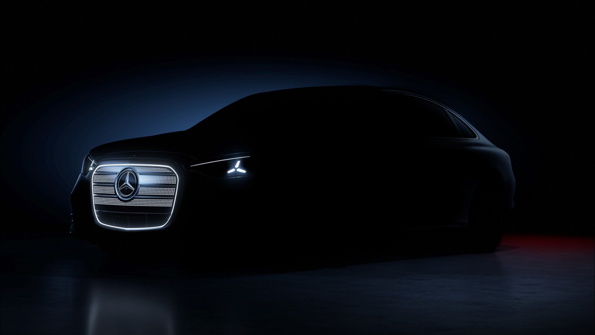 El nuevo Clase C eléctrico en la penumbra con la parrilla iluminada