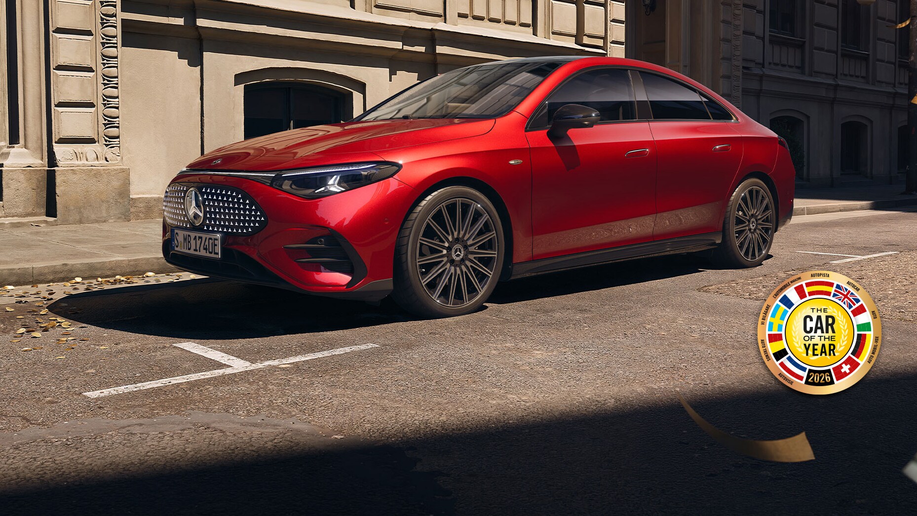 VIsual de un CLA rojo de Mercedes-Benz aparcado en la calle